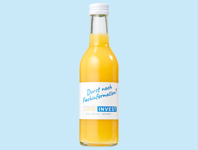 Flesjes sinaasappelsap met eigen etiket